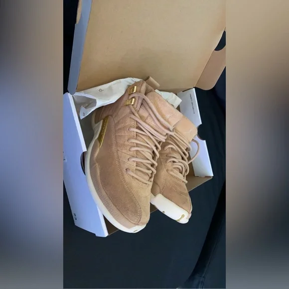 ❤️❤️ JORDAN VACHETTA TAN RETRO 12s 
Women’s size 5.5 - Picture 3 of 3